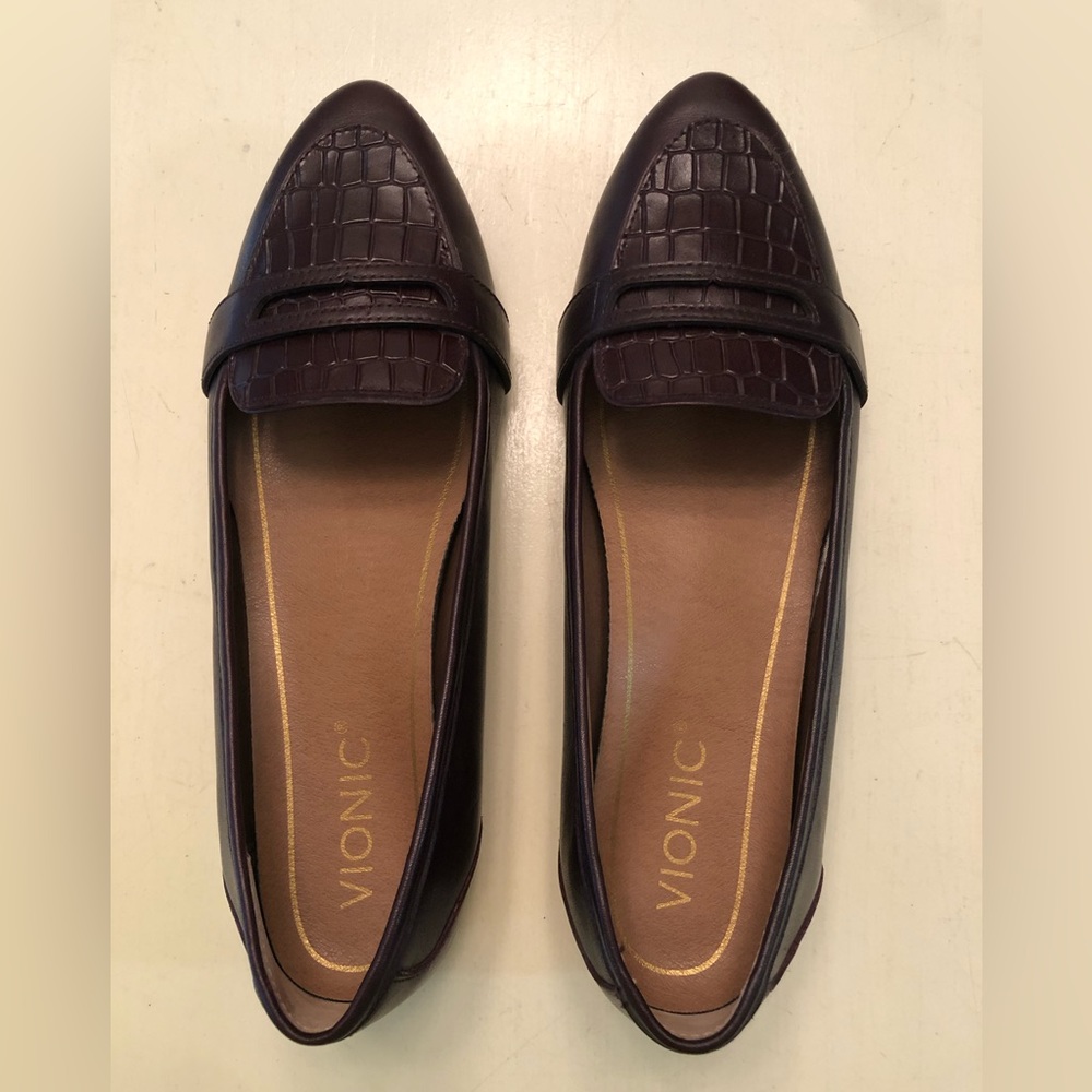 Vionic Savannah in wine color size 7- worn once, perfect condition
